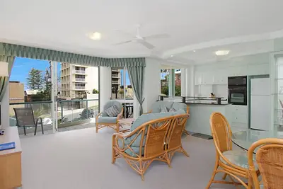 Image de Classique Unit 3 - Unité bien aménagée dans un bâtiment de sécurité