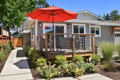 Image de Rénové, impeccable et à seulement 3 pâtés de maisons de la Plaza!