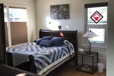 Image de Studio moderne au coeur du centre-ville de Fairbanks - magnifiquement rénové et propre