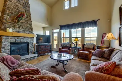 Image de Grande maison avec vue sur la montagne à 2 minutes de la station de ski de Granby