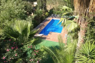 Image de Villa avec vue, grand jardin et piscine privée. Disponible à la location toute l'année.