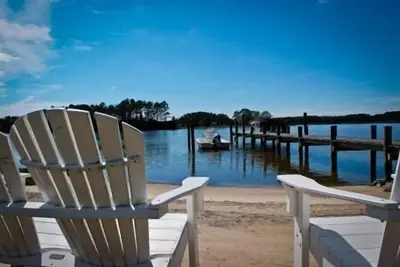 Image de 6. 5 Acre Waterfront Family Retreat avec piscine et plage de sable!