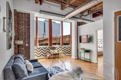 Image de Marchez jusqu'à Honky Tonks! Downtown Nashville Loft: 50 à 70% de réduction sur M-W! June, Sleeps 6 Nashville Locations de Vacances par MusicCityLoft sur Vrbo