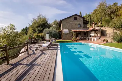 Image de Villa entourée par la nature, détente totale et la vie privée, piscine privée et jardin