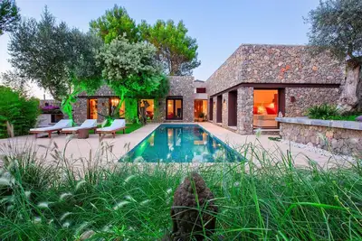 Superbe villa de conception moderne située sur la montagne sur un emplacement unique, des terrasses et une piscine
