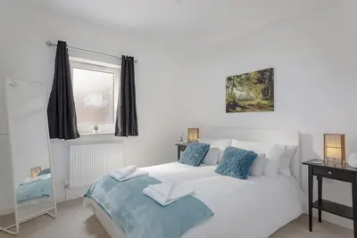 Image de Gated un appartement d'une chambre peut accueillir quatre personnes avec un parking gratuit