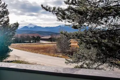 Image de Condo de montagne, 2 chambres, 2 bains, ski, natation, salon de montagne