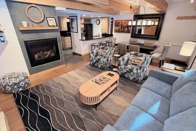 Image de Condo récemment rénové - Piscine et bain à remous extérieurs - À pied des remontées mécaniques de Lionshead