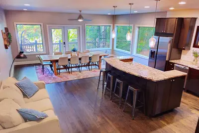 Image de Retraite de luxe de Midtown avec terrasse sur le toit | 3 500 pieds carrés | À quelques minutes du centre-ville