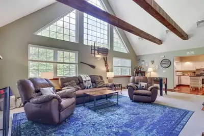 Image de Spacious Pocono Lodge: Créez des souvenirs! Sleeps 20, Hot Tub, Pour famille / Animaux acceptés