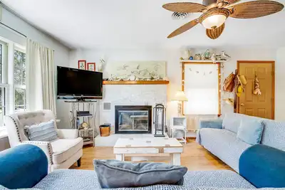 Image de Nouvelle Liste! Dog-friendly, chalet de plage w / cuisine mise à jour et douche extérieure