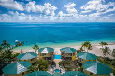 Image de Beach Front B, piscine, vue sur l'océan, cuisine, quai, barbecue, tennis, quai de bateau, tropical