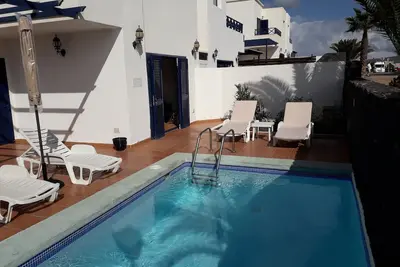 Image de Villa individuelle avec piscine dans un endroit recherché près de Marina Rubicon!