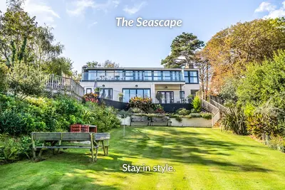 Image de The Seascape, Hluxury Appartement de 3 chambres avec vue panoramique sur la mer, jardin et bain Ă remous