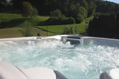 Image de Sun terrasse avec jacuzzi et douche expérience avec vue sur les bois et les prés