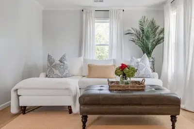 Image de \"La Maison d'Hôtes\", Chevaux + Bourbon + Amis = Fun