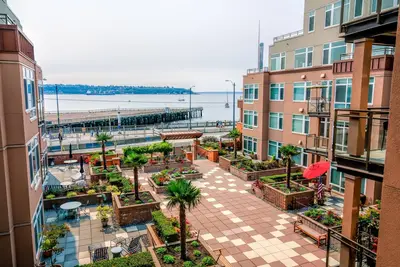 Image de Seattle Luxury Waterfront Condo avec balcon et A / C