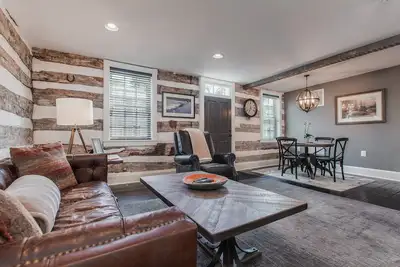 Image de Très Unique - 1840 Log Cabin - Downtown Frederick - Complètement Rénové