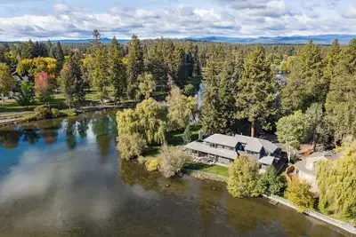 Image de Mirror Pond Waterfront Home - À quelques pas du centre-ville de Bend