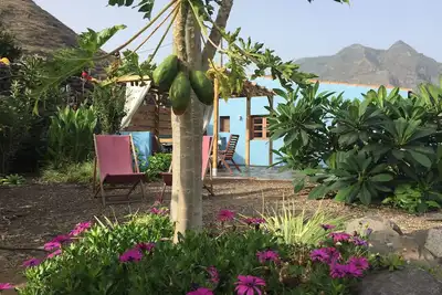 Image de Repos Profitant De La Vue Sur La Mer Et La Montagne