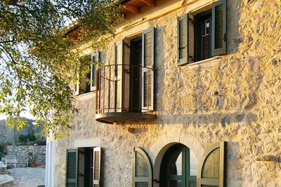 Image de Maison en pierre de taille rénovée avec goût avec magnifique vue sur la mer