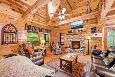Image de Élégance dans les Smokies dans ce 4br / 3. 5ba situé à moins d'1, 5 km du centre-ville de G'Burg. Spa / WiFi