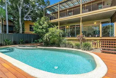 Image de Spacieuse maison de plage Noosa - où la forêt rencontre la mer - avec piscine chauffée!