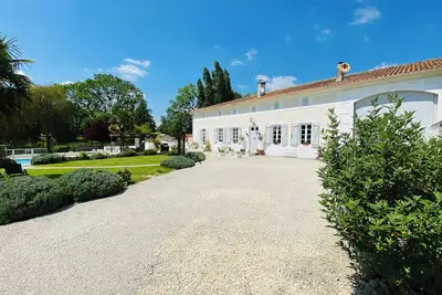 Image de Ferme Charentaise récemment rénovée avec piscine privée et grands jardins