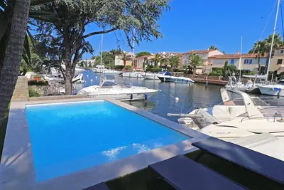 Image de Chaleureuse Villa 5* Luxueuse, piscine CHAUFFÉE Toute L'Annee, Amarrage & Jardin
