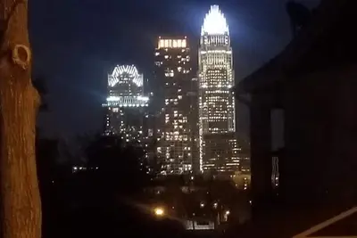 Image de 2 minutes du centre-ville de Charlotte: super séjour en ville et vue sur les toits de la ville!