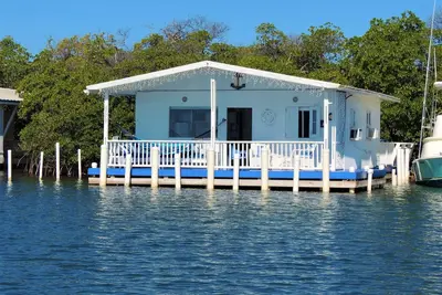 Image de Beach Front, Water Front, échasses maison sur l'eau