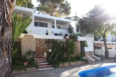 Image de maison d'été accueillante pour les enfants avec piscine privée