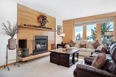 Image de Vues panoramiques incroyables sur la montagne! Magnifique condo avec cheminée et meilleur clubhouse dans le comté