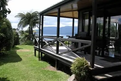 Image de Attractive Lakefront Property-La Maison Du Lac, 6 personnes + dans des lits.