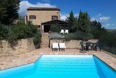 Image de Belle ferme en pierre paisible avec piscine et belle vue