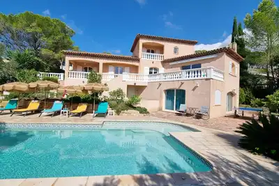 Image de Très belle villa climatisée avec grande piscine dans le golf de Valescure