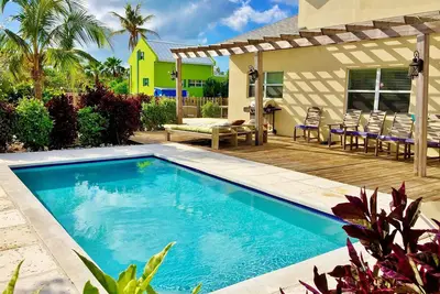 Image de ** Tarifs réduits de mai! ** 3 Br Villa minutes à pied de la meilleure plage du monde