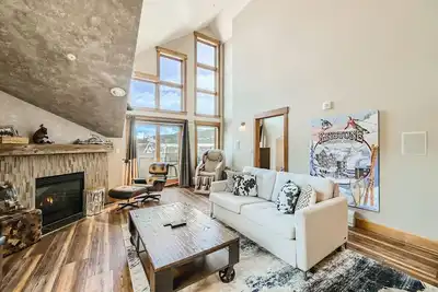 Image de Penthouse haut de gamme dans tout Keystone, plafonds voûtés, grande piscine