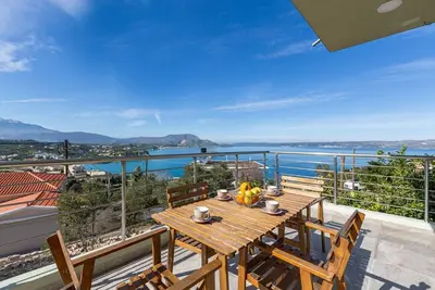 Image de Appartement moderne de 170 m2 ★ à pied des tavernes et des épiceries ★ vue sur la mer ★ 4 chambres