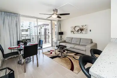 Image de Condo rénové 2 Bdr au coeur de Waikiki, commodités et parking Gratuit!