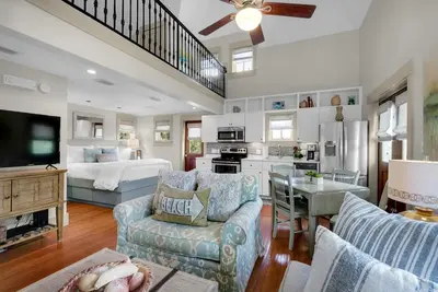 Image de Emplacement fantastique! ! ! - Côté sud, marches menant à la plage et à la cour extérieure - 2 vélos