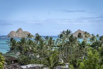 Image de Lanikai Hillside de chalet confortable avec vue sur l'océan spectaculaire avec les Îles Mokulua.