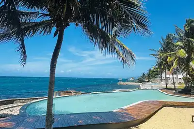 Image de Condo de luxe de 2 chambres face à l'océan dans le complexe Whispering Seas avec salle de sport et piscine