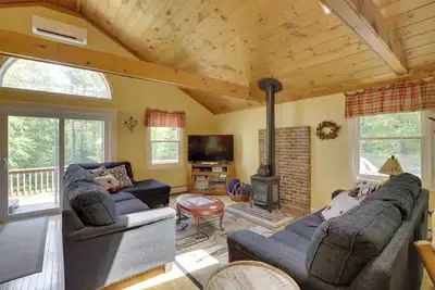 Image de Bethel Chalet w / Hot Tub - 3 miles de Sunday River!