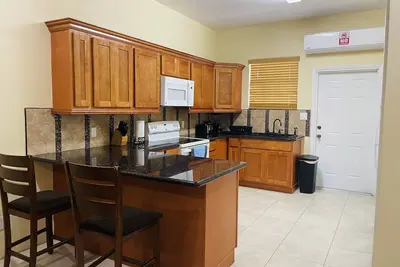 Image de Cosy 2 chambres, 2 salles de bains juste à côté de West Bay Street