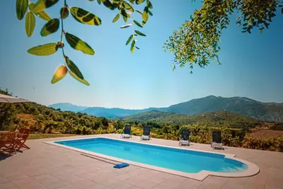 Image de Villa Pocelje une belle vue sur la nature et la mer.