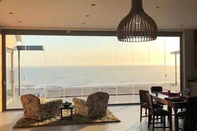 Image de Suberbe spacieuse propriété vous attend avec une vue imprenable sur les océans