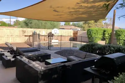 Image de Maison Moderne Mid-Century | Piscine | Centre-ville | Paradis des gourmands | Ping Pong | Amusement!