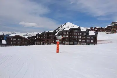 Image de 2 chambres / 2 salles de bains, 8 couchages. Ski in / out à côté de l'école de ski, des magasins / restaurants