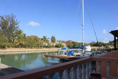 Image de Villa au bord de l'eau exceptionnelle, à quelques pas de la belle plage isolée.